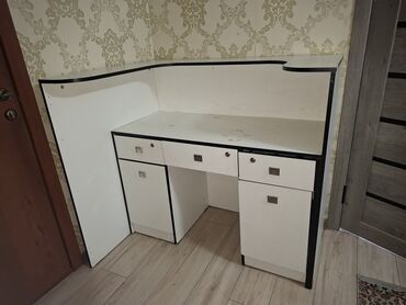 белый офисный стол: Жазуу үстөл, Колдонулган