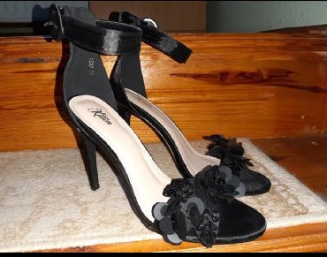 plisana suknja crne bojecine: Sandale, 39