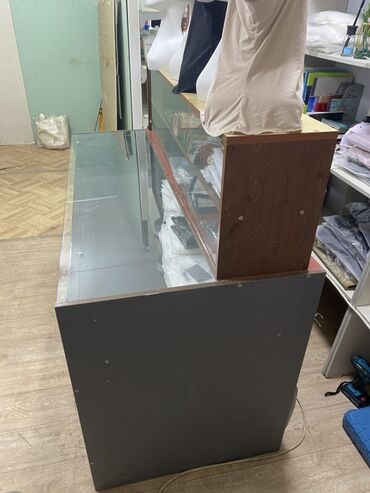 ящик для документов: Торговая витрина прикасовая/островная с прозрачным стеклянным верхом и