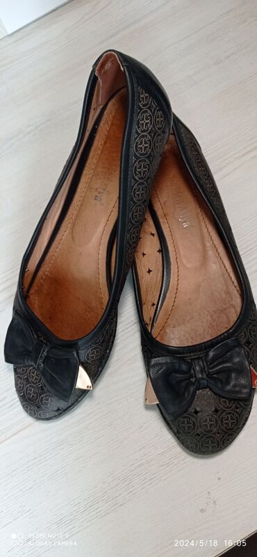 продаю женские туфли: Туфли 38, цвет - Черный