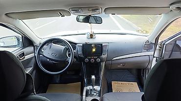 volkswagen tiguan 1: Hyundai Sonata sedan – ağ rəng, 77-NG-917 nömrə nişanı. Geniş və rahat — 4