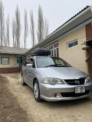 спойлер на цивик: Автомобиль Honda Odyssey серебристого цвета с установленным багажным