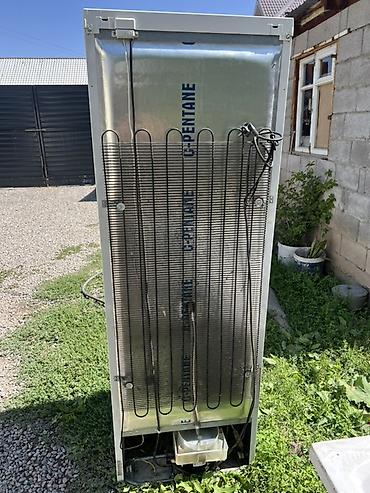 mini refrigerator: Холодильник двухкамерный, белого цвета, с нижней морозильной камерой — 2
