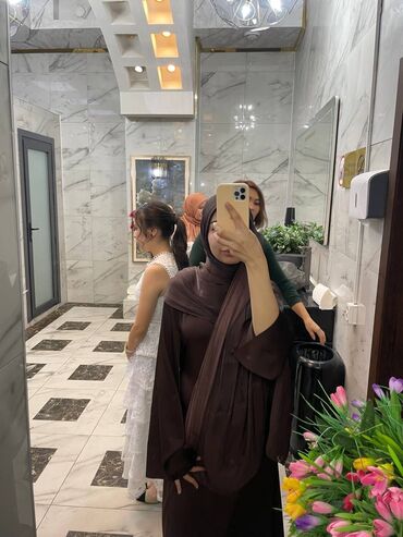 темно коричневое платье: Срочно продаю платье! На полный рост и сзади нету фото поэтому нашла