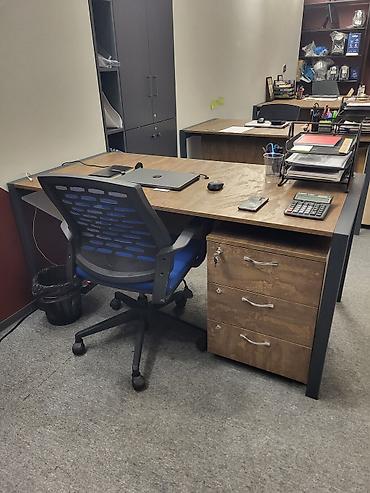 ofis: Masaüstü iş stolu – metal karkaslı, ağac teksturalı laminat səthlə - — 2