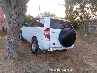 mini cooper 2009: Ağ rəngli kompakt SUV avtomobil. 5 qapılı кузов quruluşuna malikdir — 1