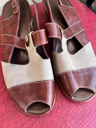 обувь лининг: Продаю босоножки германские 38'5 размер 1000 сом