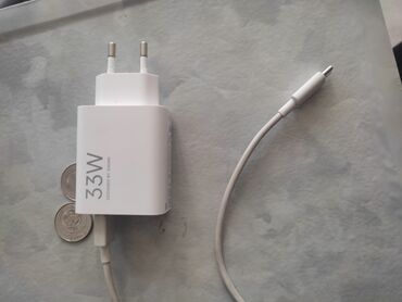 зарядка: Белое зарядное устройство Xiaomi мощностью 33 Вт с разъемом Type-A