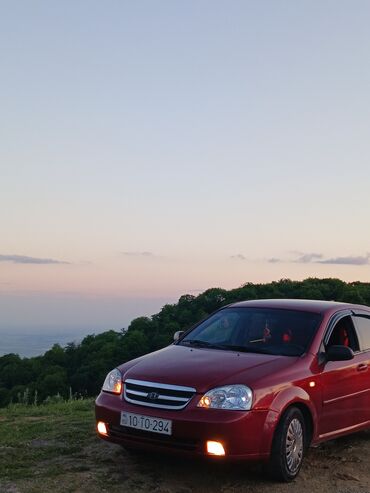 Digər Avtomobillər: Qırmızı rəngli 4 qapılı sedan Mühərrik və ötürmə: - Benzinli mühərrik — 10