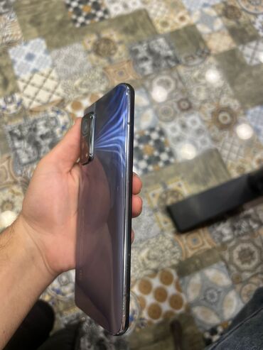 Digər mobil telefonlar: Smartfon – metal çərçivə, parlaq boz/gümüşü korpus. Korpusun sağ — 9