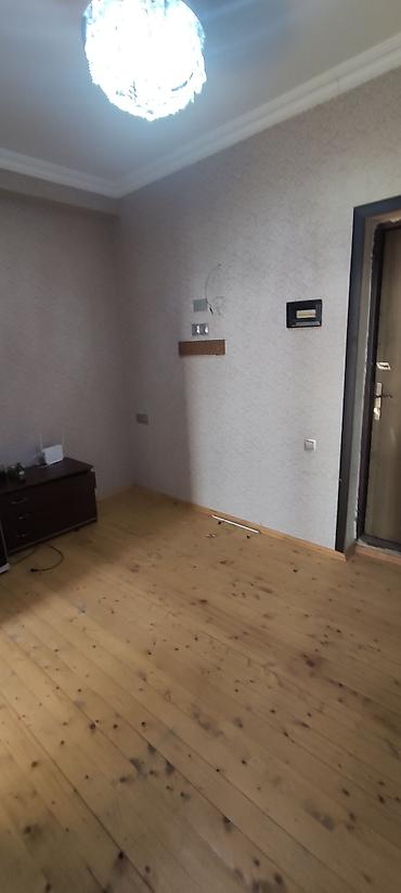 ev gencede: Bineqedi sentralnide 4 mertebeli binanin 3 cu mertebesinde 1 otaqli ev — 2