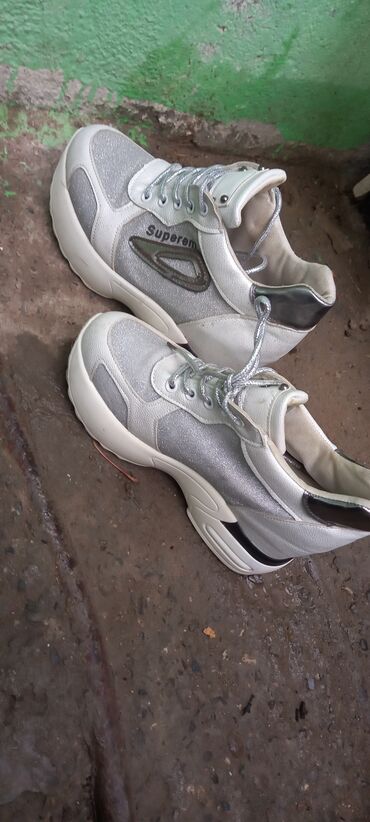 женские беговые кроссовки nike: Gümüşü rəngli idman ayaqqabısı - Üst hissə: parıltılı gümüşü tekstil