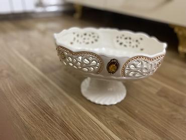 Кухонные принадлежности: Bəzəkli ayaqlı meyvə və şirniyyat qabı - Material: keramika/porşelen — 1