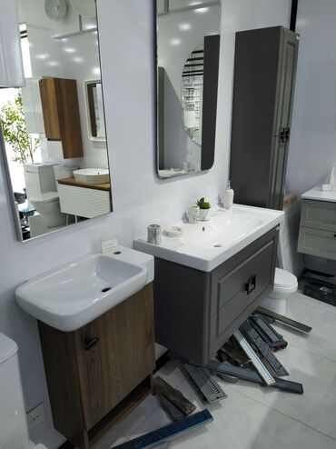 i̇sti pol: Ağ rəngli keramika lavabo və boz rəngli şkafdan ibarət hamam mebeli