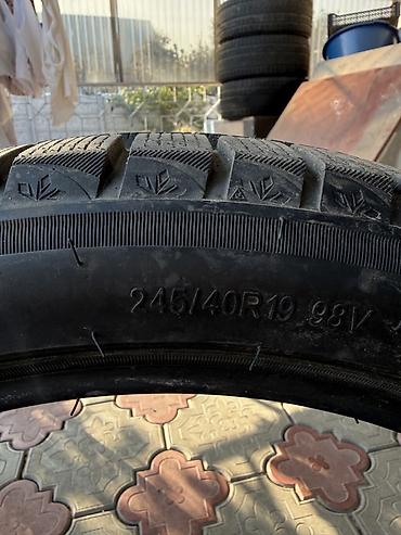 Зимние шины 245/40 R19 98V (комплект из 4 шт.)без порезок и