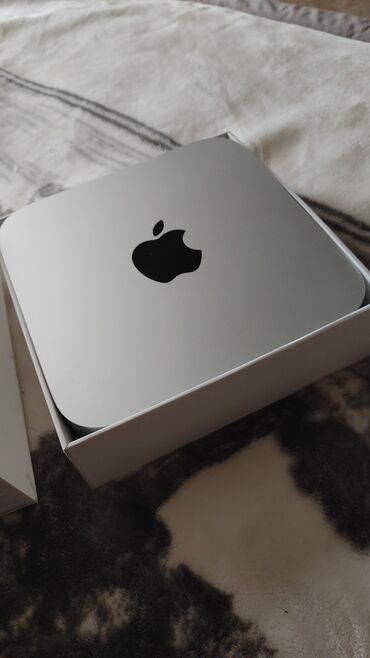 apl: Apple Mac Mini – gümüşü rəngdə, yığcam və masaüstü kompüter. Evdə