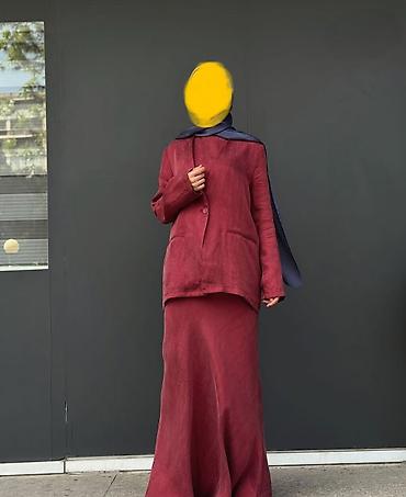 tek pencek: Zərif qırmızı rəngdə qadın kostyumu, uzunqol pencək və uzun ətəkdən — 2