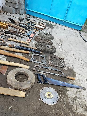 Наборы инструментов: Большой набор инструментов, включающий разнообразные ручные — 4