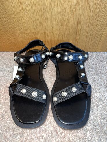 сандали мужские: Zara черные сандали с жемчугом новые, размеры: 38 и 39 в наличии