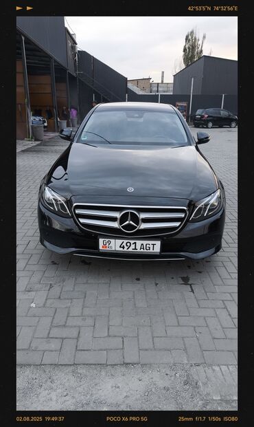 мерседес е 213: Черный седан Mercedes-Benz E-класса, модель W213, с характерной