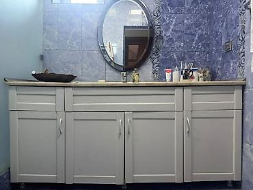 hamam ucun aksessuarlar: Banyon üçün geniş tutumlu dolab və mərmərüstü stol - Rəng: açıq krem — 2