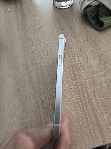 male kamere: Apple iPhone 15 – plavi ekran pozadine, boja kućišta svetla (verzija — 3