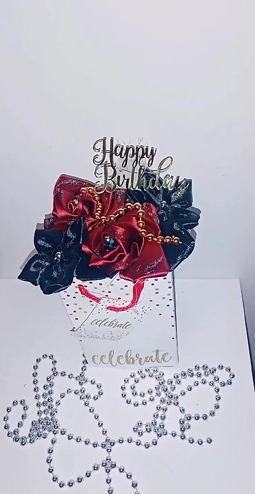 Praznična dekoracija: Dekorativna poklon-kutija sa cvetnim aranžmanom - Elegantna kartonska — 8