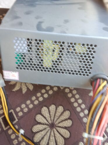 Digər ehtiyat hissələri: Qida bloku Gigabyte, 300 W