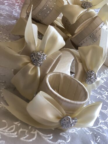 Svadbena oprema: Cvetna traka za kosu sa velom, idealna za posebne prilike. Traka je — 47