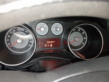 Fiat: Unutrašnjost automobila Fiat hečbek, sa tamnom unutrašnjošću i — 7