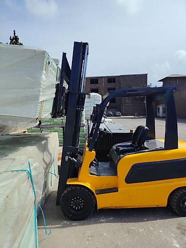 avtokar xidmeti: Sənaye yüklərinin daşınması üçün sarı-qara rəngli forklift — 2