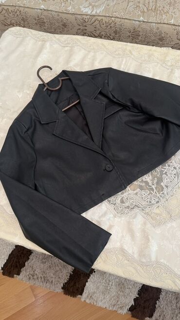 Kardiqanlar, jaketlər: Qısa dəri görünümlü qadın gödəkçə - Rəng: qara - Model: qısa/kropped