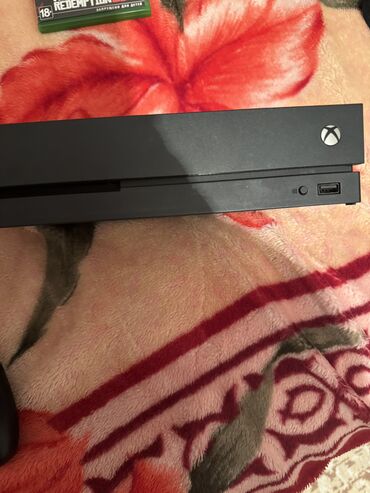 Xbox One: Satiram xbox one x 1tb ideal vəziyyətdə,1 disk rdr 2, konsolda 13
