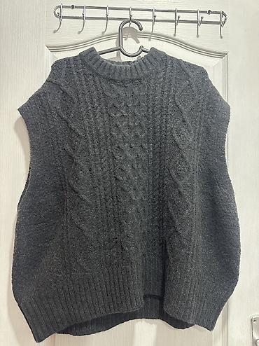 Bershka dzemper odgovara za M i L velicinu na lalafo.rs Bershka dzemper odgovara za M i L velicinu