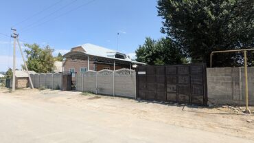 продаю дом с новопавловка жм ала тоо: Просторный двухэтажный дом с большой прилегающей территорией