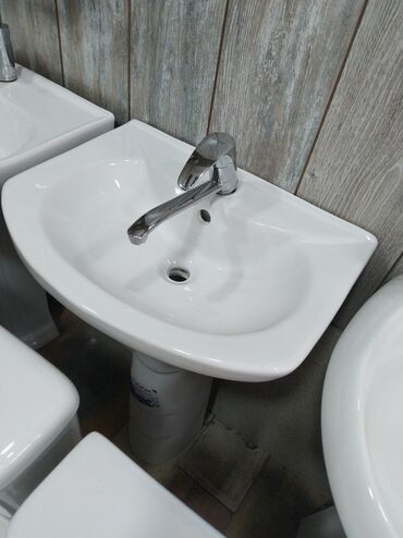 тюльпан: Ağ rəngdə keramikadan hazırlanmış, ayaqlı, dəstəkli lavabo. Lavabonun