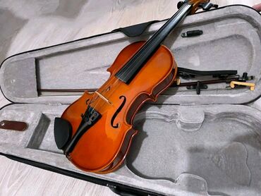 Violine: NA PRODAJU VIOLINA 1/2
Sa kutijom i novim podmetačem
cena 180e — 7