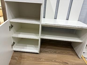 siyirmeli: Ağ rəngli iki qapılı paltar dolabı - Minimalist dizayn, ağ korpus və — 1