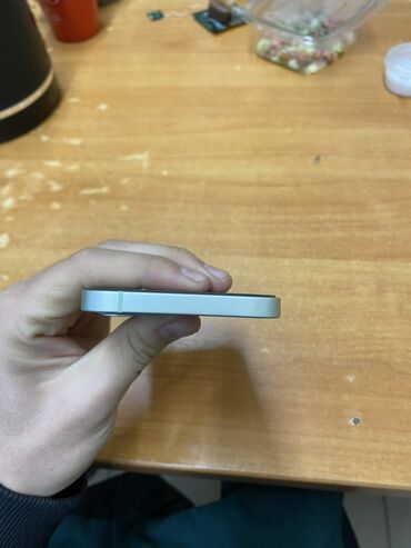 Apple iPhone: IPhone 12, Б/у, Чехол, 83 % — 3