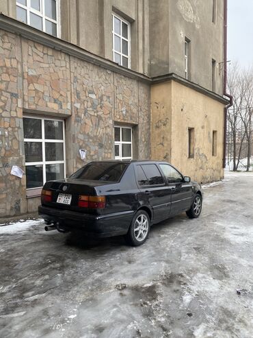 Volkswagen: Volkswagen Vento: 1993 г., 1.8 л, Механика, Бензин, Седан