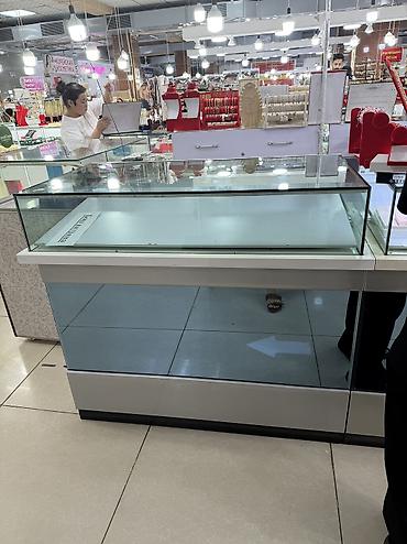 Торговое оборудование: Срочно Продаю витрины 
Без места 
Цена за одну витрину
Количество 2шт — 2