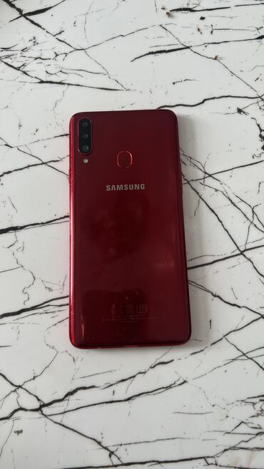 qırmızı botilyonları: Samsung A20S,telefon yaxsi veziyyetdedir,xanim terefinden seliqeli