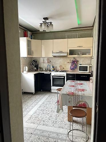 Аренда складов и мастерских: Помещение, оснащенное для пошива одежды, включает несколько рабочих — 8