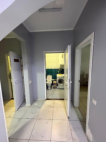 Аренда офисов: 🏢 СДАЁТСЯ В АРЕНДУ КОММЕРЧЕСКОЕ ПОМЕЩЕНИЕ Район ж/м Кок-Жар 1 линия — 9