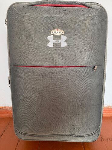 продаю дорожный чемодан: Чемодан, Материал: Полиэстер, Средний (40 - 70 л), На колесах