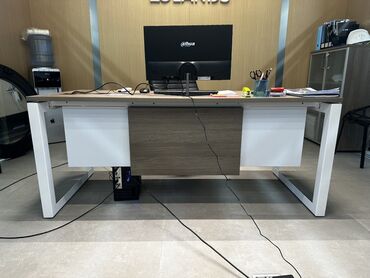 железный шкаф для документов: Элегантный офисный стол с контрастной столешницей под дерево и белыми