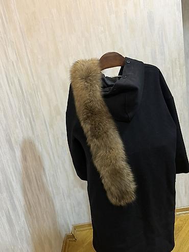 islənmis geyimlər: Qadın palto – qara rəng, kapüşonlu, təbii kürk detallı - Model: düz — 1