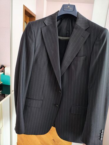 Kostyumlar: 4 eded kostyum ve 3 eded pencəklər hamsi brend mallardi sadəcə razmer — 6