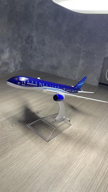 saatlar type 1: Azerbaijan Airlines (AZAL) sərnişin təyyarəsinin masaüstü maketi - — 2