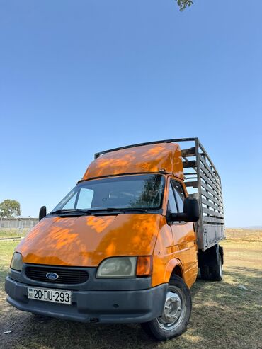 Traktor qoşquları: Narıncı rəngli, taxta bortlu, arxasında ikili təkərləri olan "Ford